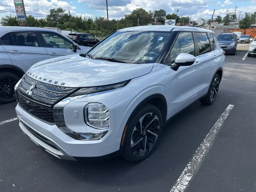 2022 Mitsubishi Outlander SE photo 1