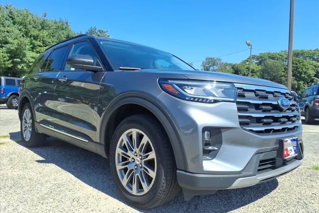 2025 Ford Explorer photo 1