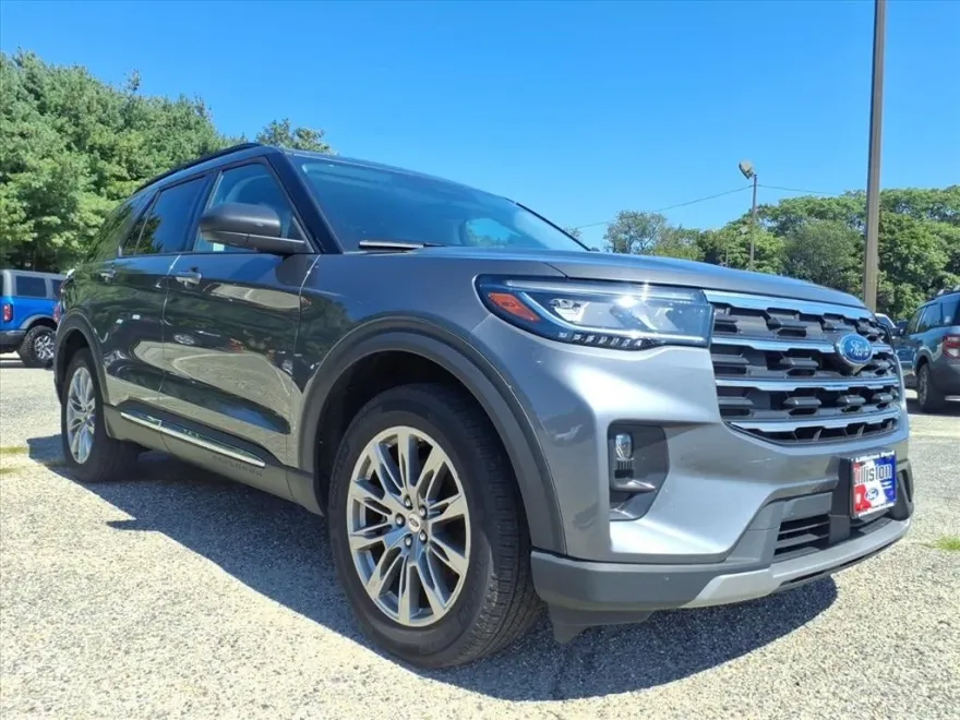 2025 Ford Explorer photo 1