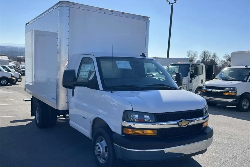 2024 Chevrolet Express Cutaway 3500 photo 1