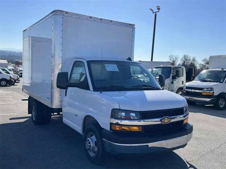 2024 Chevrolet Express Cutaway 3500 photo 1