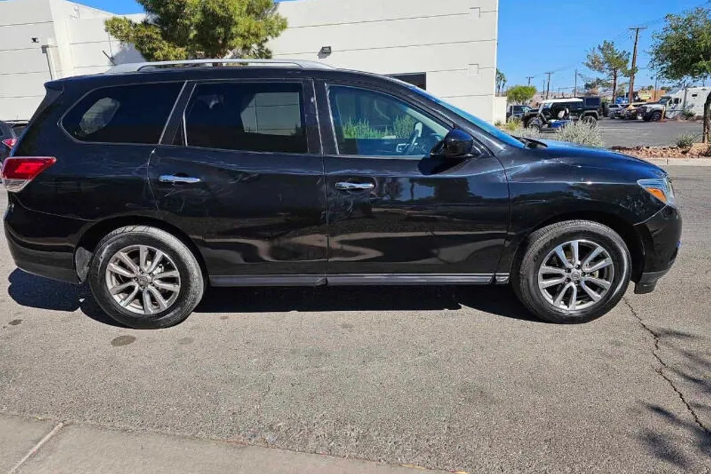 2015 Nissan Pathfinder SV photo 1