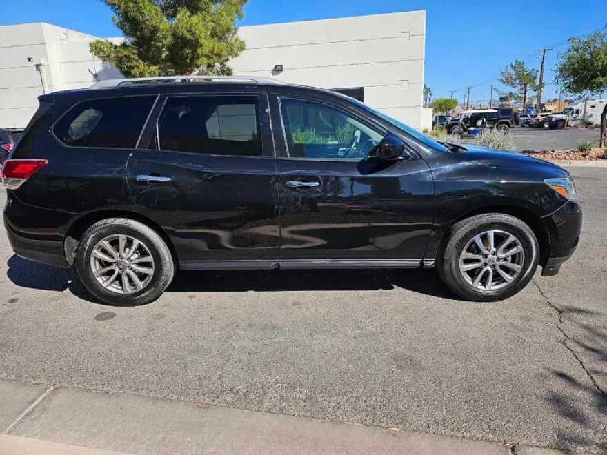 2015 Nissan Pathfinder SV photo 1