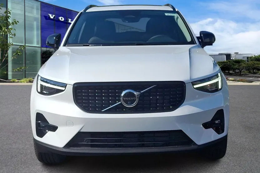 2026 Volvo XC40 AWD Plus photo 1