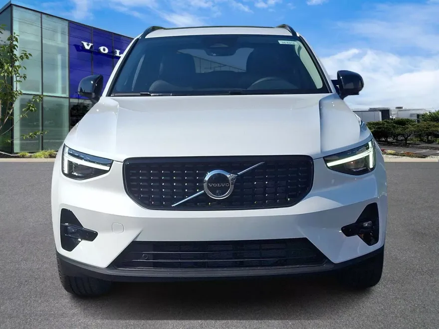 2026 Volvo XC40 AWD Plus photo 1