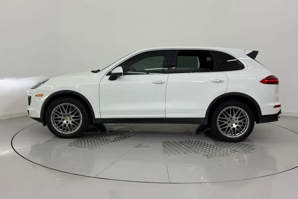 2016 Porsche Cayenne photo 1
