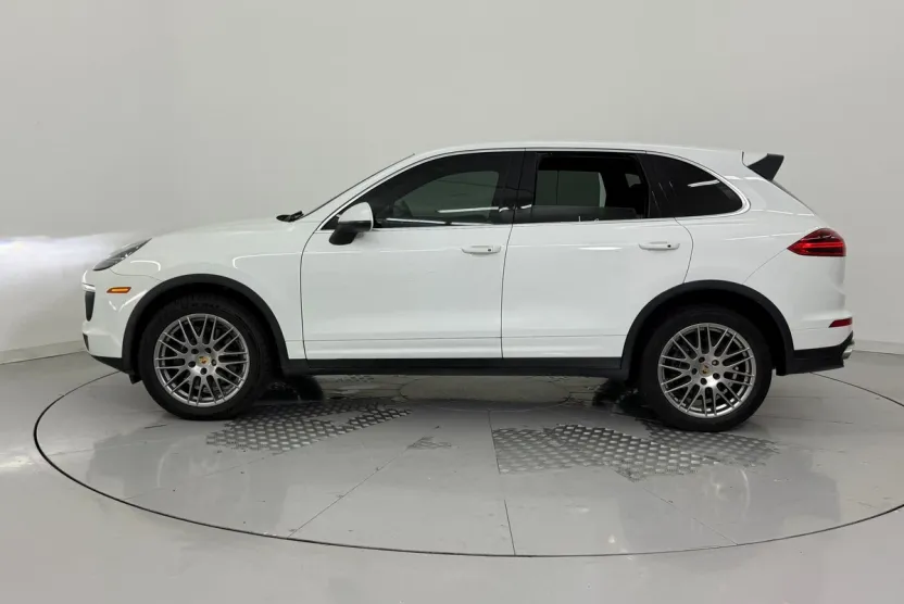 2016 Porsche Cayenne photo 1