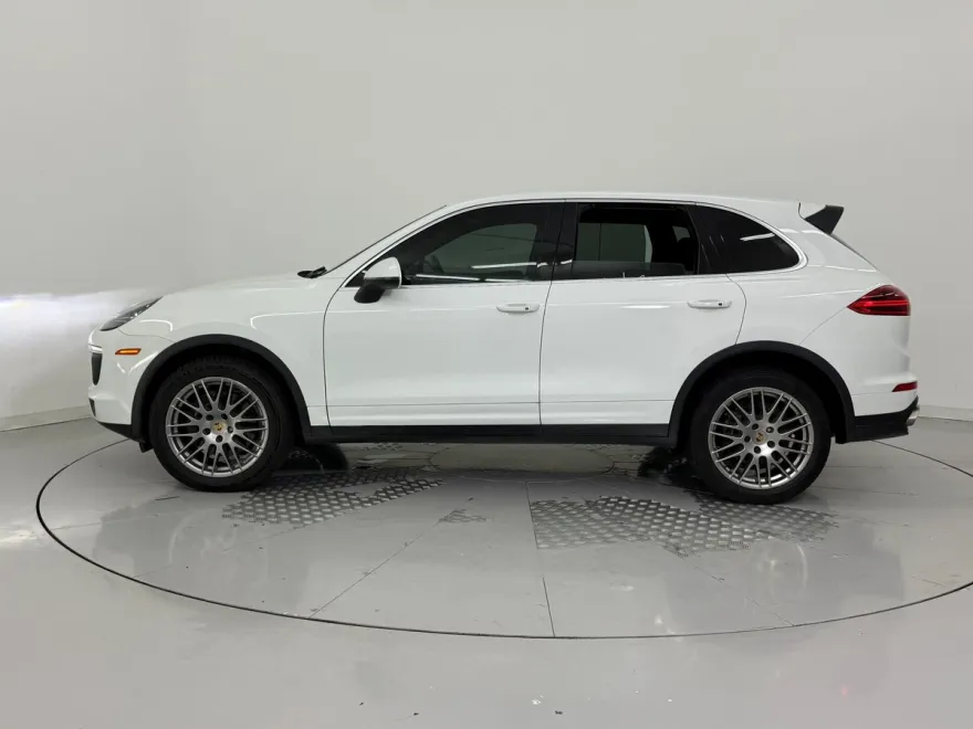2016 Porsche Cayenne photo 1