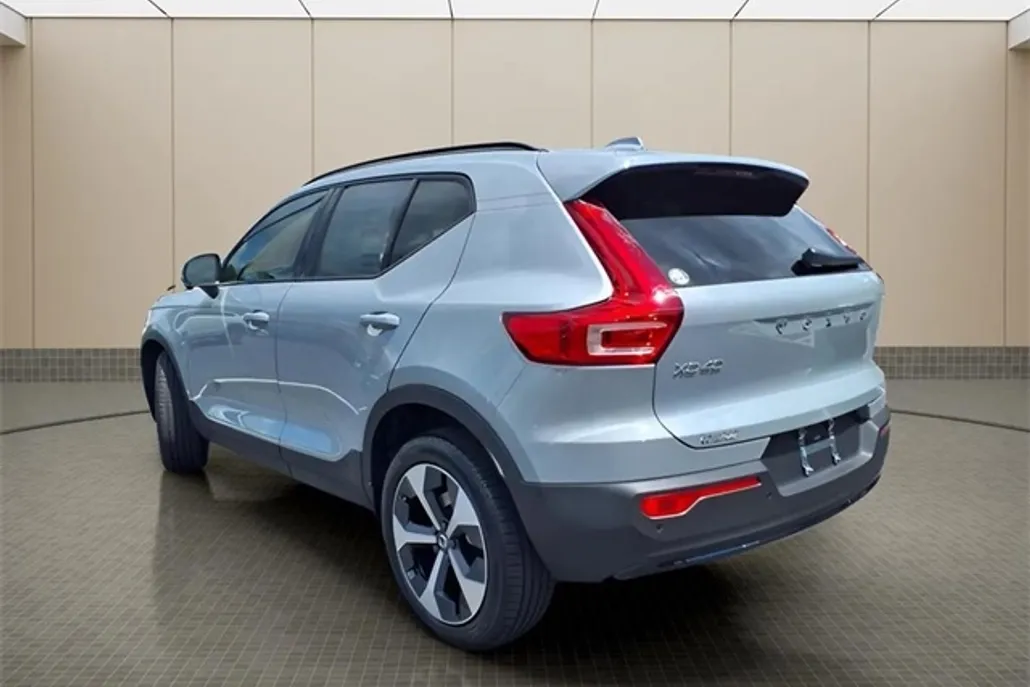 2026 Volvo XC40 Plus AWD photo 1