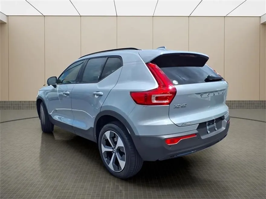 2026 Volvo XC40 Plus AWD photo 1