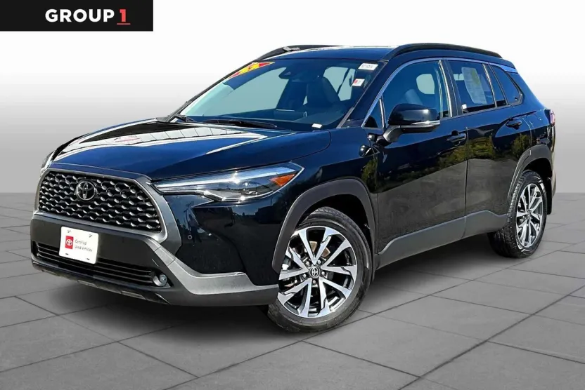 2022 Toyota Corolla Cross XLE photo 1