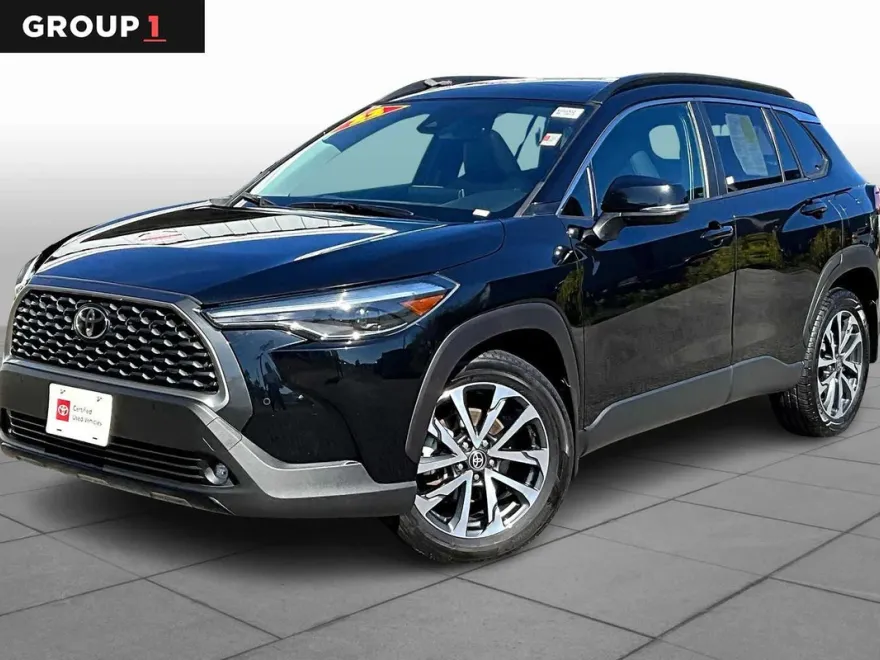 2022 Toyota Corolla Cross XLE photo 1