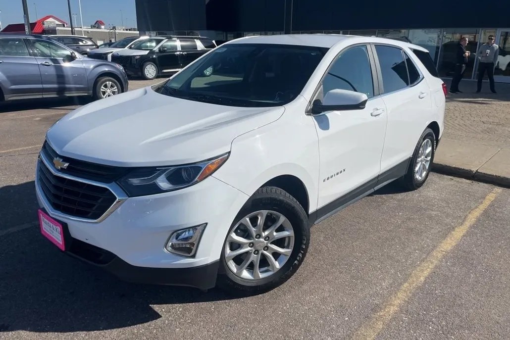 2021 Chevrolet Equinox LT photo 1