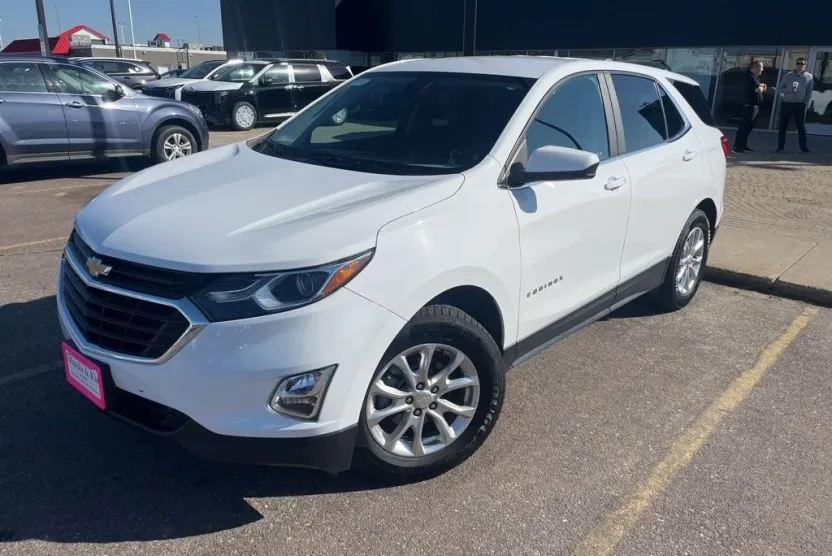 2021 Chevrolet Equinox LT photo 1