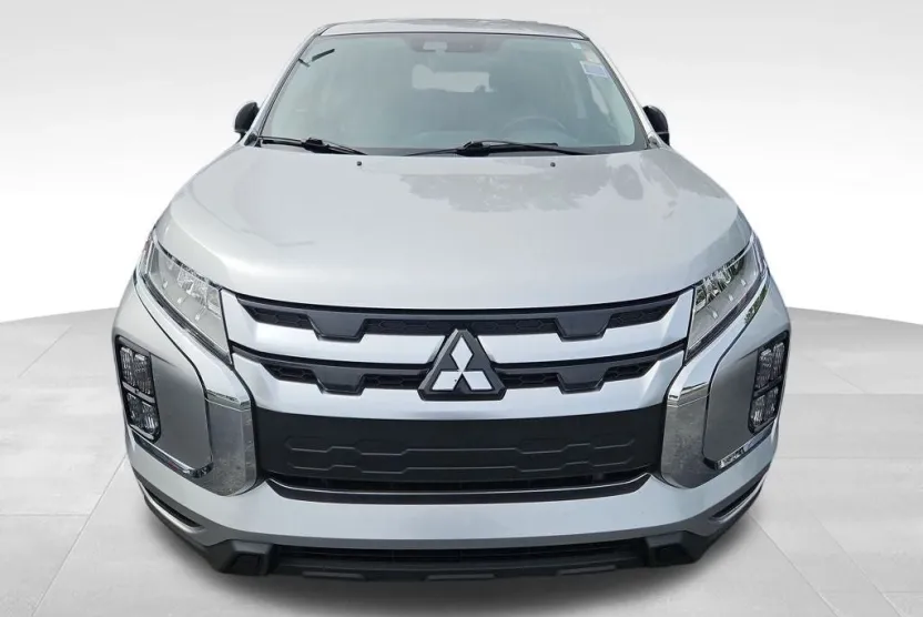 2024 Mitsubishi Outlander SE photo 1