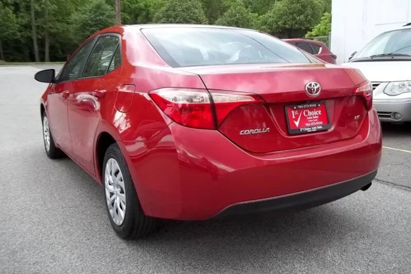 2018 Toyota Corolla LE photo 1