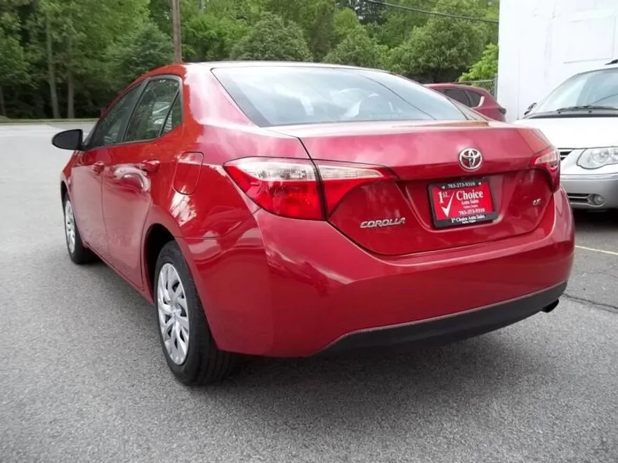 2018 Toyota Corolla LE photo 1