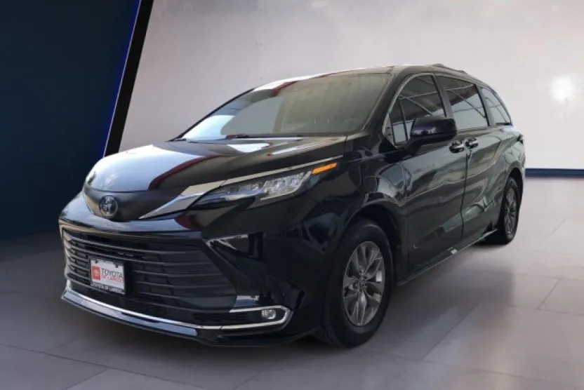 2023 Toyota Sienna XLE photo 1