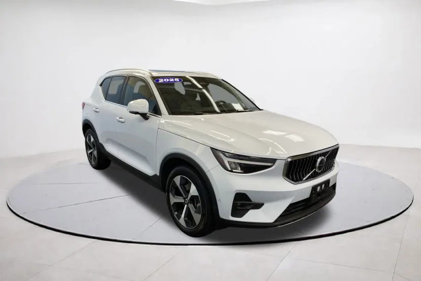 2025 Volvo XC40 Plus photo 1