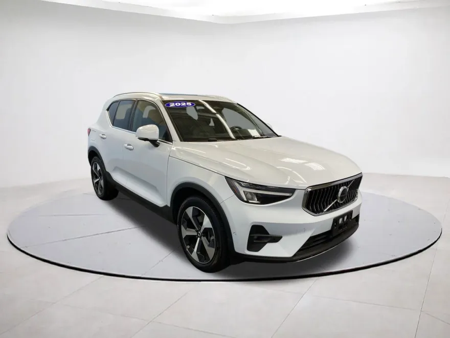 2025 Volvo XC40 Plus photo 1