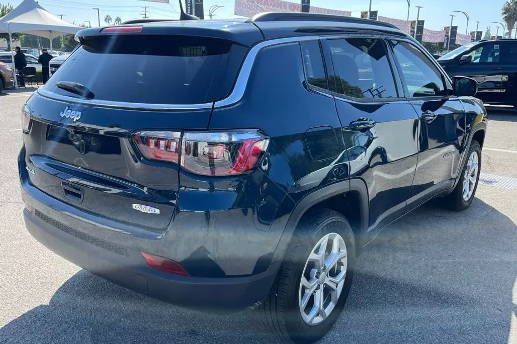 2024 Jeep Compass Latitude photo 1