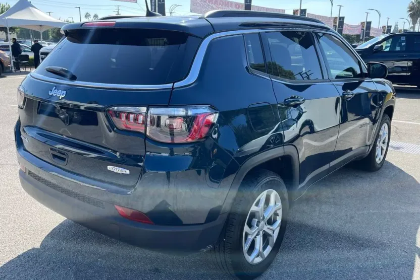 2024 Jeep Compass Latitude photo 1