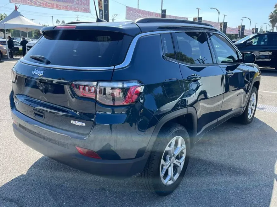 2024 Jeep Compass Latitude photo 1