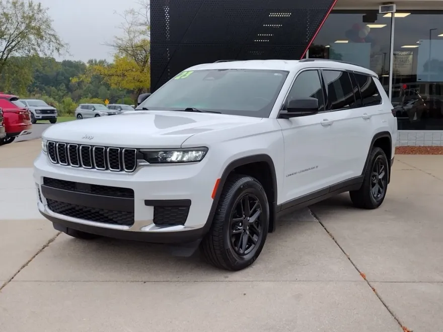 2023 Jeep Grand Cherokee Laredo photo 1