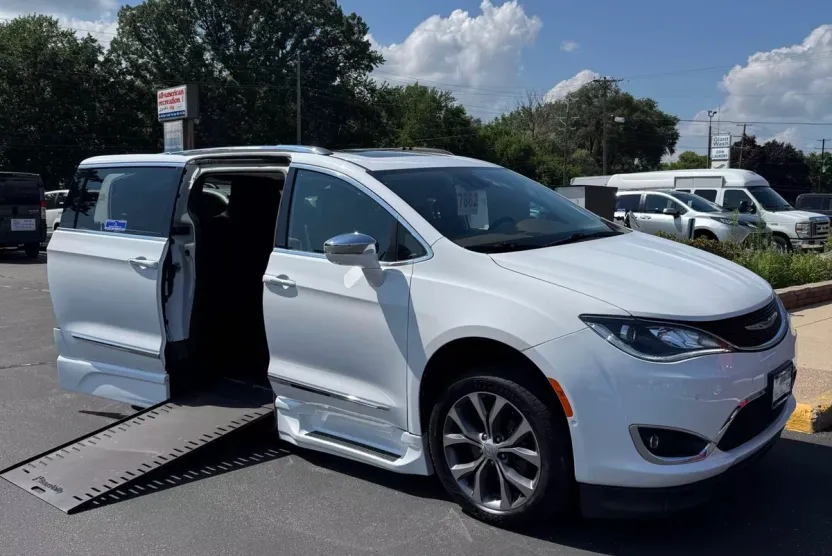 2017 Chrysler Pacifica Limited photo 1