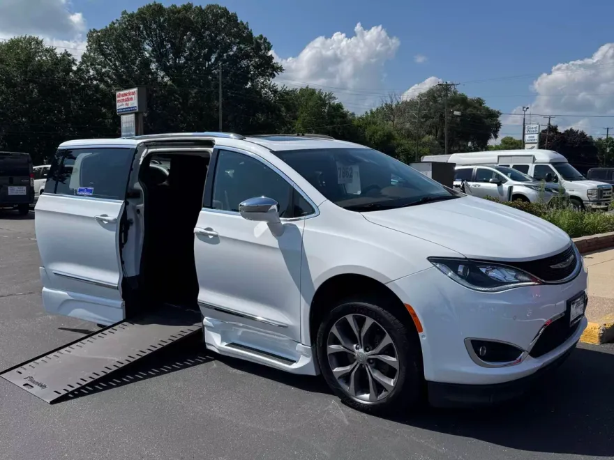 2017 Chrysler Pacifica Limited photo 1