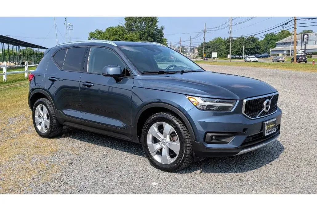 2022 Volvo XC40 T5 AWD Momentum photo 1