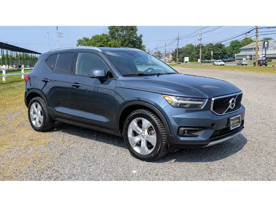 2022 Volvo XC40 T5 AWD Momentum photo 1