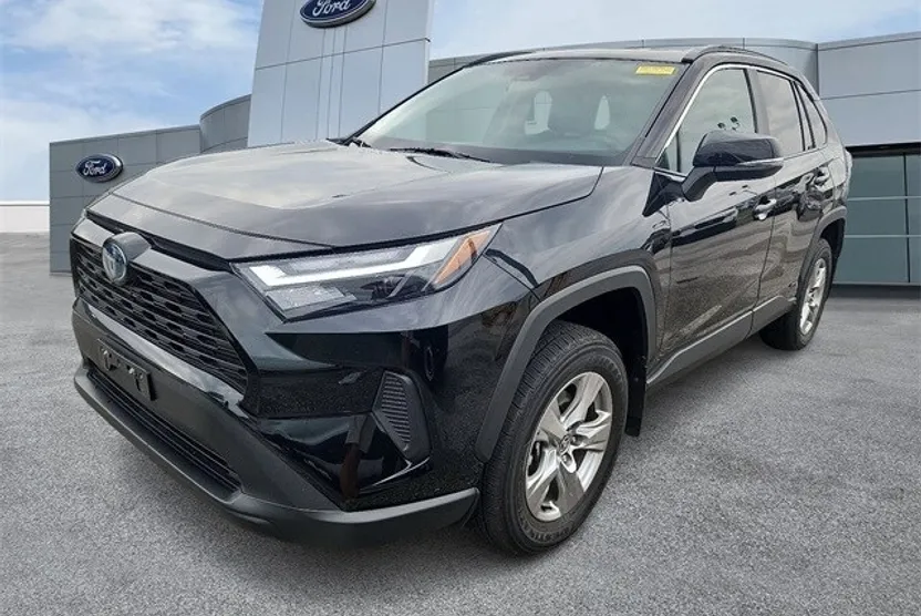 2024 Toyota RAV4 Hybrid XLE photo 1