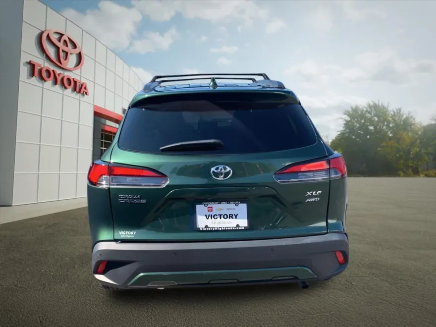 2022 Toyota Corolla Cross XLE photo 1
