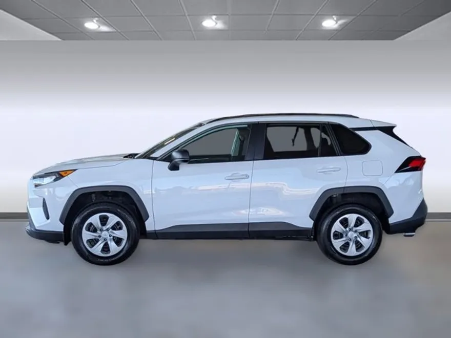 2021 Toyota RAV4 LE photo 1
