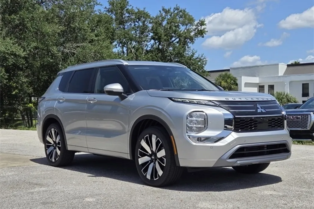 2025 Mitsubishi Outlander SEL photo 1