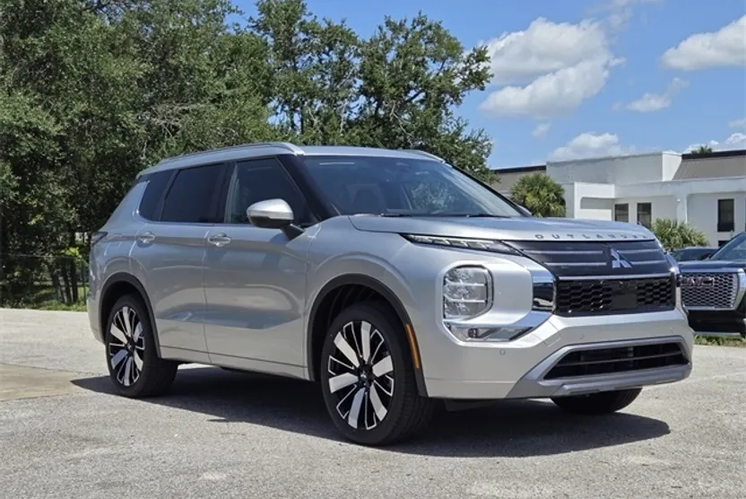 2025 Mitsubishi Outlander SEL photo 1