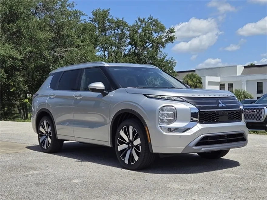 2025 Mitsubishi Outlander SEL photo 1