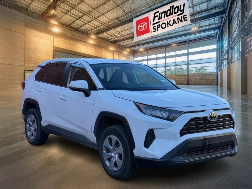 2022 Toyota RAV4 LE photo 1