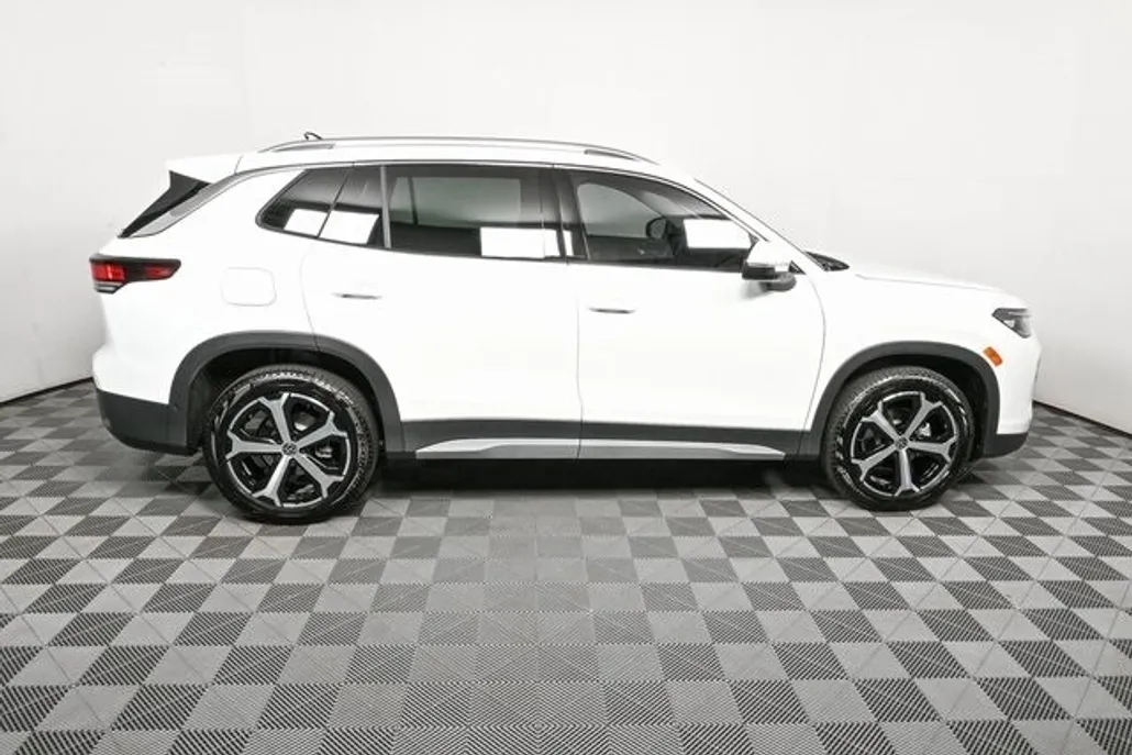 2025 Volkswagen Tiguan SE photo 1
