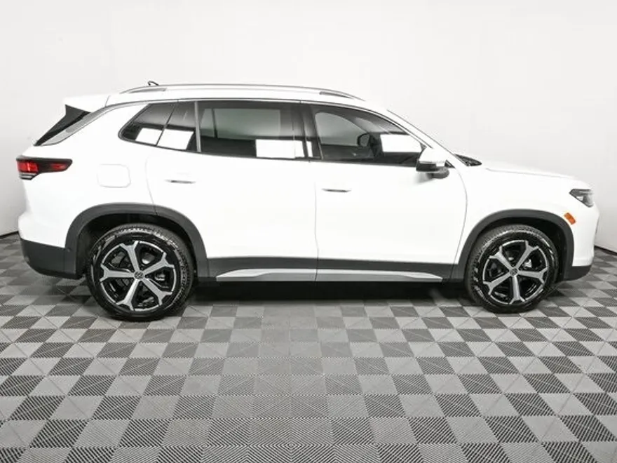 2025 Volkswagen Tiguan SE photo 1