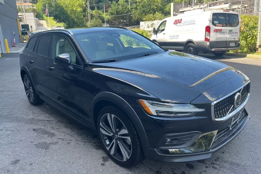 2023 Volvo V60 Cross Country B5 AWD Plus photo 1