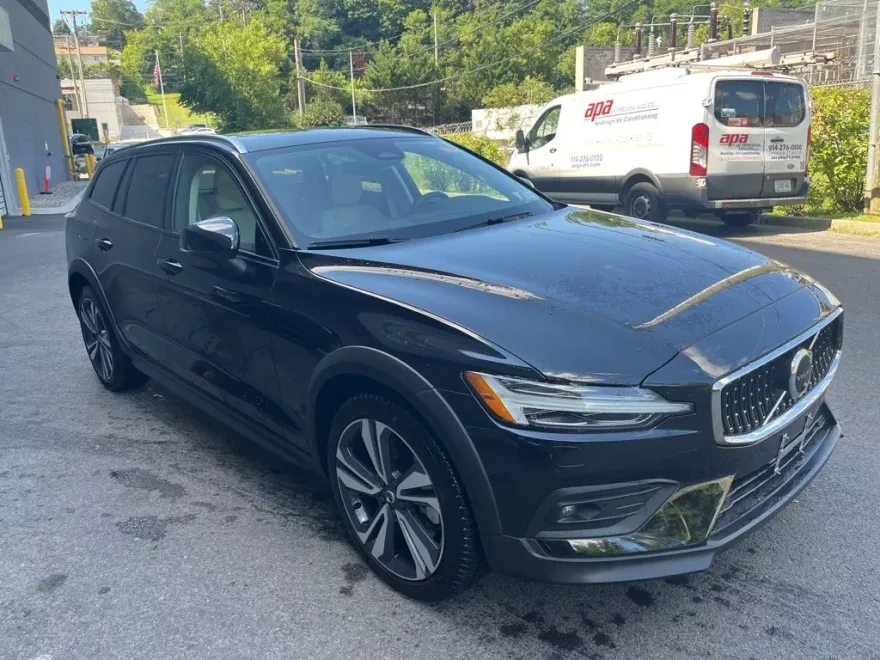 2023 Volvo V60 Cross Country B5 AWD Plus photo 1
