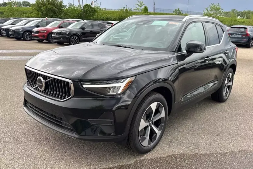 2025 Volvo XC40 Core photo 1
