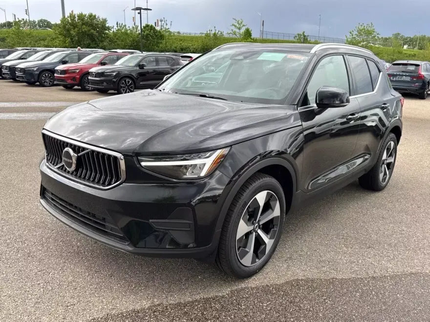 2025 Volvo XC40 Core photo 1