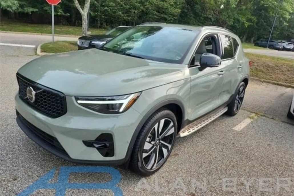 2025 Volvo XC40 photo 1