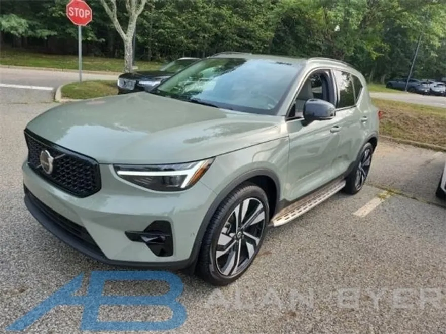 2025 Volvo XC40 photo 1