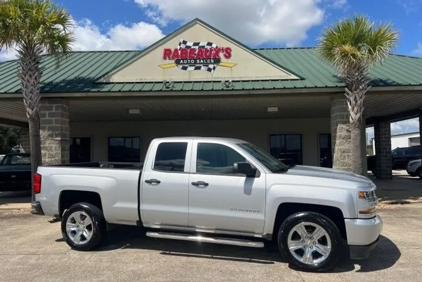 2017 Chevrolet Silverado 1500 Custom photo 1