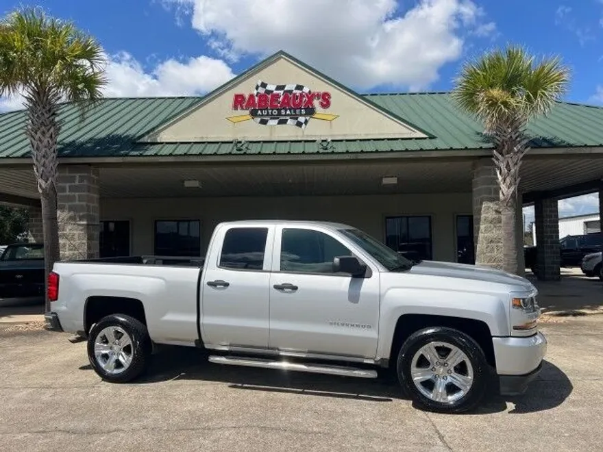 2017 Chevrolet Silverado 1500 Custom photo 1