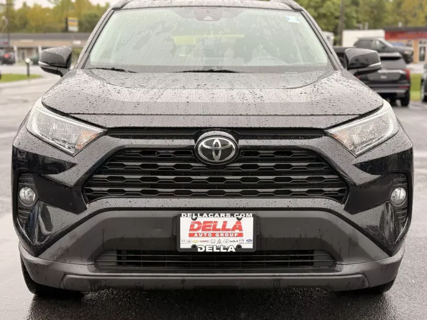 2019 Toyota RAV4 XLE photo 1